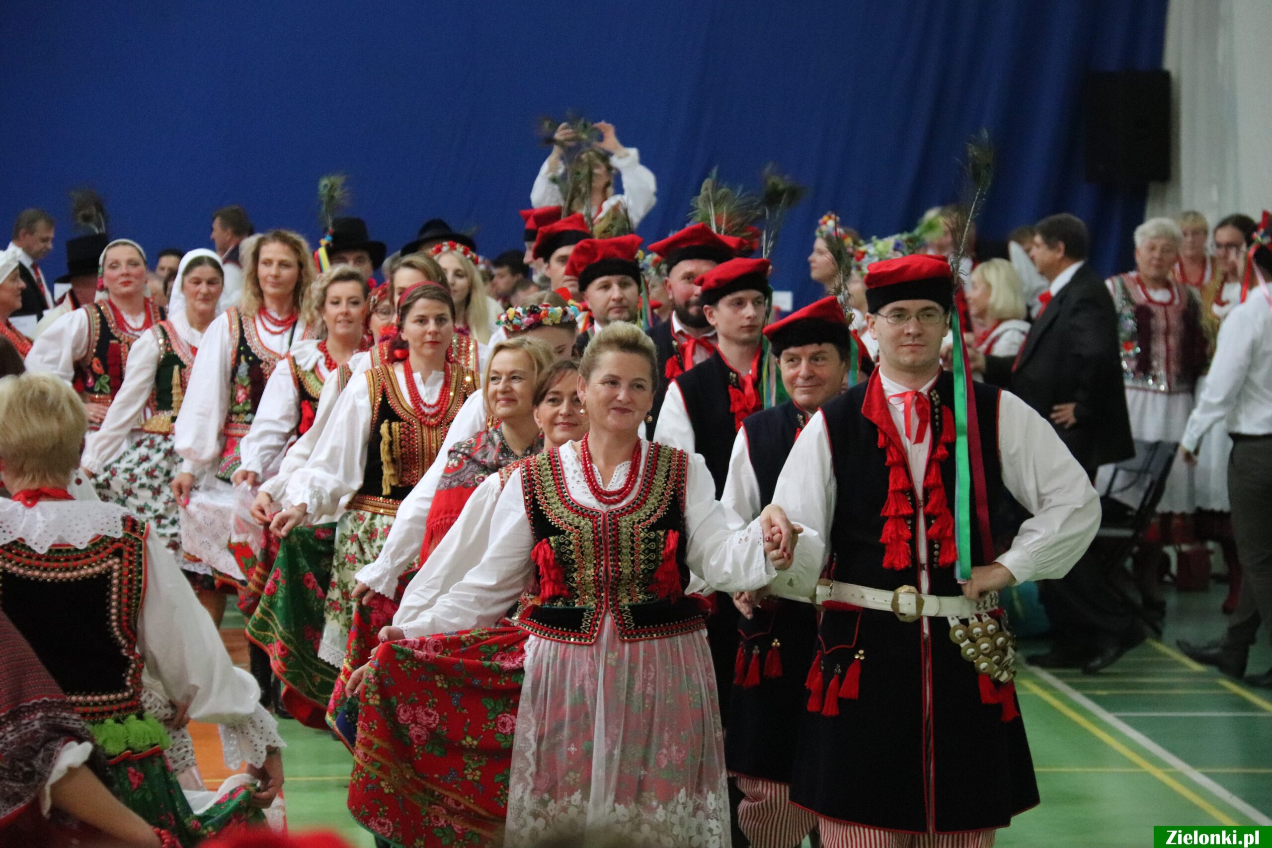 Wspaniała atmosfera i piękne ubiory – miłośnicy Stroju Krakowskiego już po raz drugi spotkali się w Zielonkach